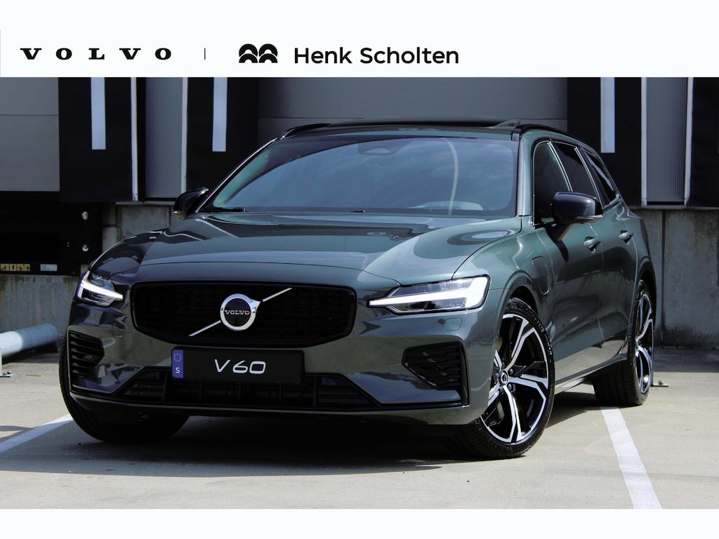 Volvo V60 T6 Plug-in hybrid AWD Plus Dark | Head-up Display | Panoramadak | 360 Graden Camera | 19-Inch Lichtmetalen Velgen | Getint Glas Achter | Nappa Leder/Open Grid Textiel Bekleding| Adaptieve Cruise Control | Pilot Assist | Keyless Entry | Elektrische Achterklep | Stuurverwarming | Stoelverwarming Voor en Achter