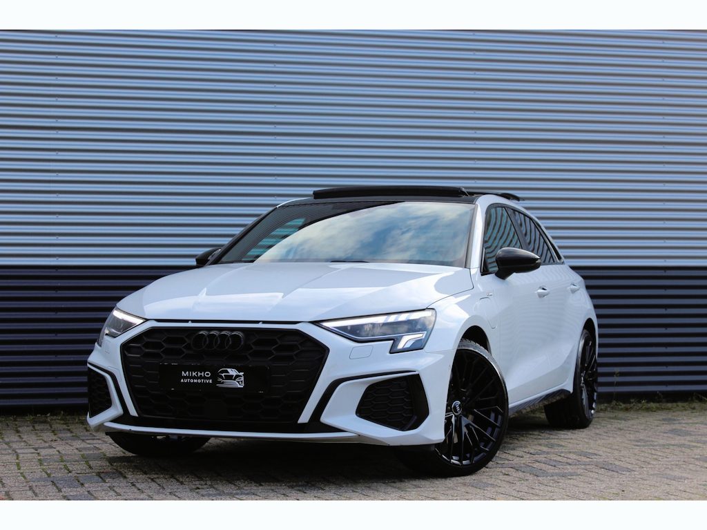 Audi A3 Sportback 45 TFSI e 3x S-Line Competition | Panoramadak | B&O | Sfeerverlichting | Camera | Black optik | Adaptive cruise