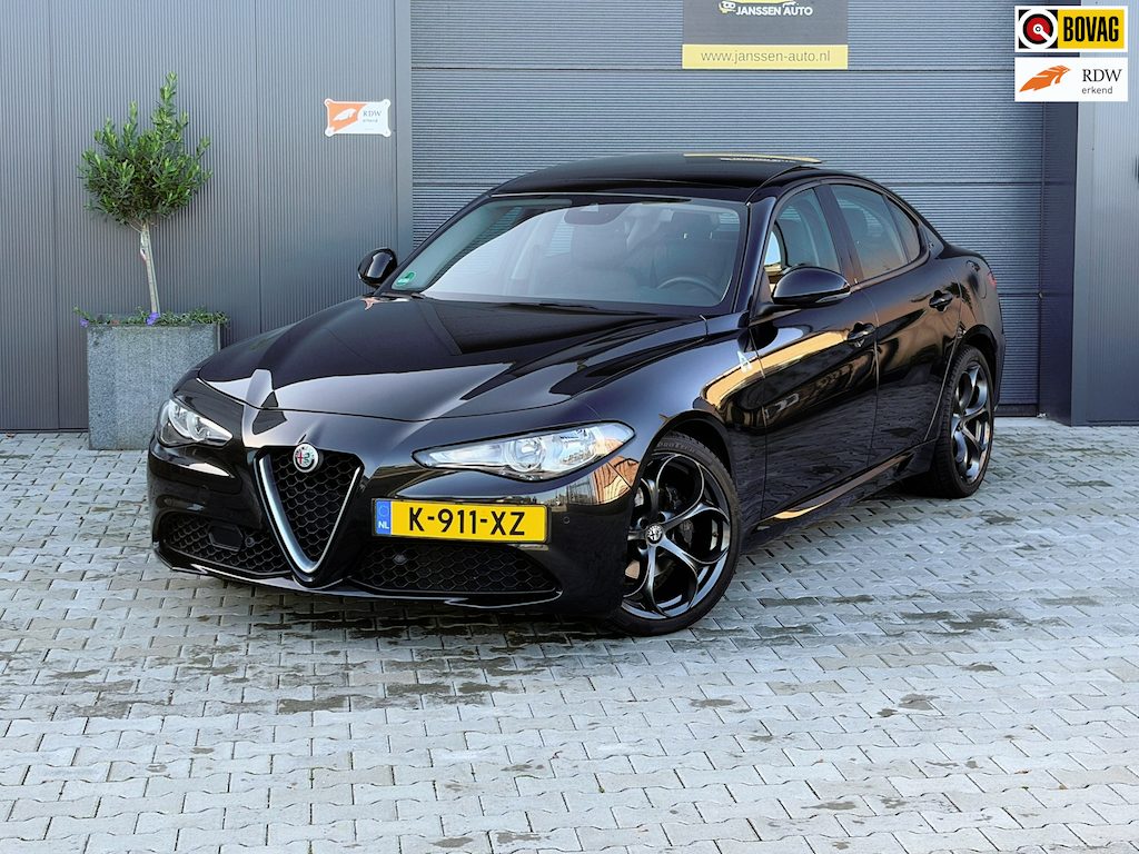 Alfa Romeo Giulia 2.0T Super | Leder | Pano | Camera | Stoel en stuurverwarming | Volledig onderhouden