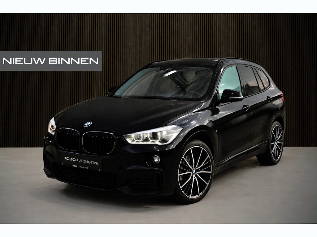 BMW X1 xDrive20i High Executive M Sport | Panoramadak | Harman Kardon | Head-Up Display | Stoelverwarming | Keyless | Camera | Adaptive Cruise Control | Ambiance Verlichting | Parkeersensoren | DAB | Trekhaak