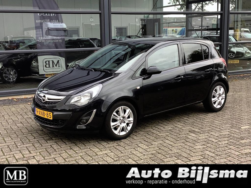 Opel Corsa 1.2 EcoFlex navi, stoelverwarming, airco, trekhaak incl nwe apk en onderhoudsbeurt