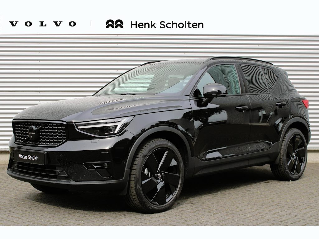 Volvo XC40 B3 Mild Hybrid Ultra Dark Black Edition | Lighting Pack | Verwarmbare Voorruit | Panoramisch Schuif-/Kanteldak | Trekhaak Semi Elektrisch Inklapbaar | Harman/Kardon | Elektrisch Verstelbare Stoelen Met Memory | Keyless | Elektrische Achterklep | 20-Inch Lichtmetalen | Verwarmbare Voorstoelen | Stuurverwarming | Adaptieve Cruise Control | Pilot Assist | Visual Park Assist incl. 360° Camera |