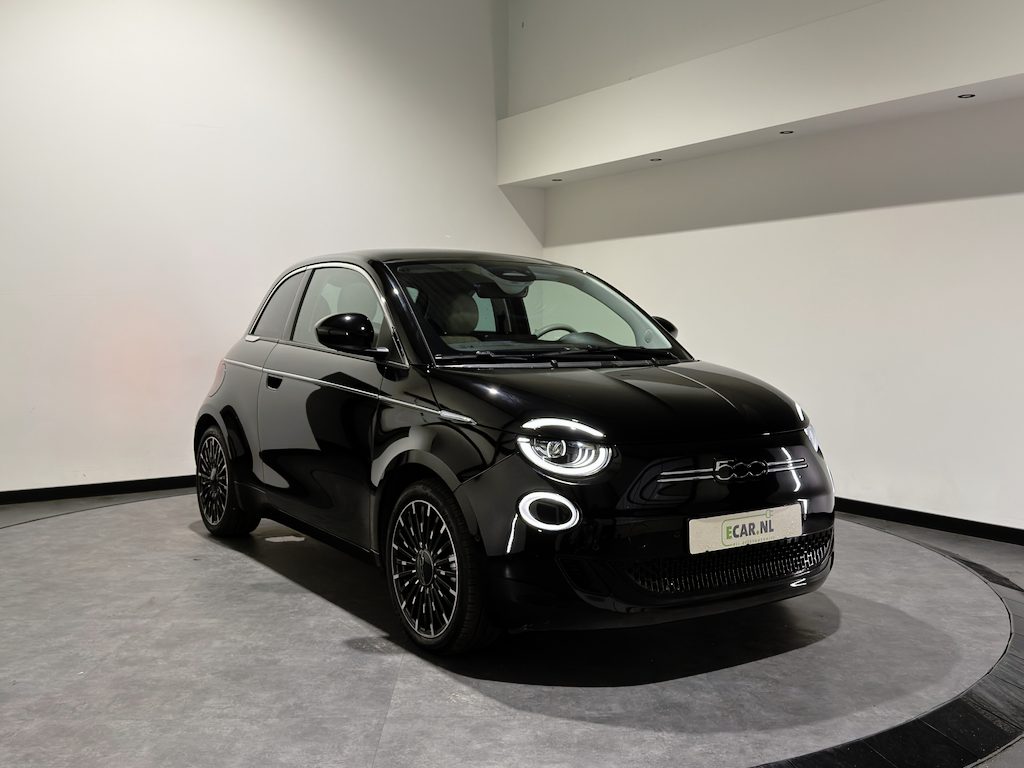 Fiat 500 La Prima 42 kWh | JBL! audio | Verwarmbare stoelen | Panorama dak | Full led |