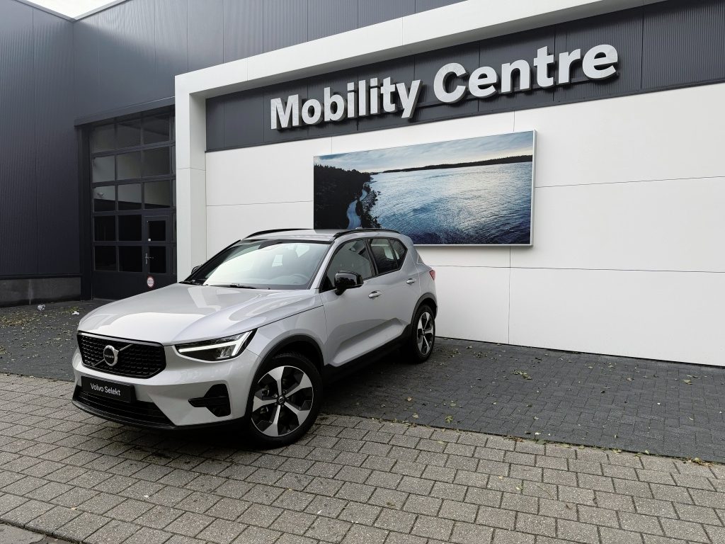 Volvo XC40 B4 Plus Dark | Harman & Kardon Audio | Elektrisch bedienbare trekhaak | Memory