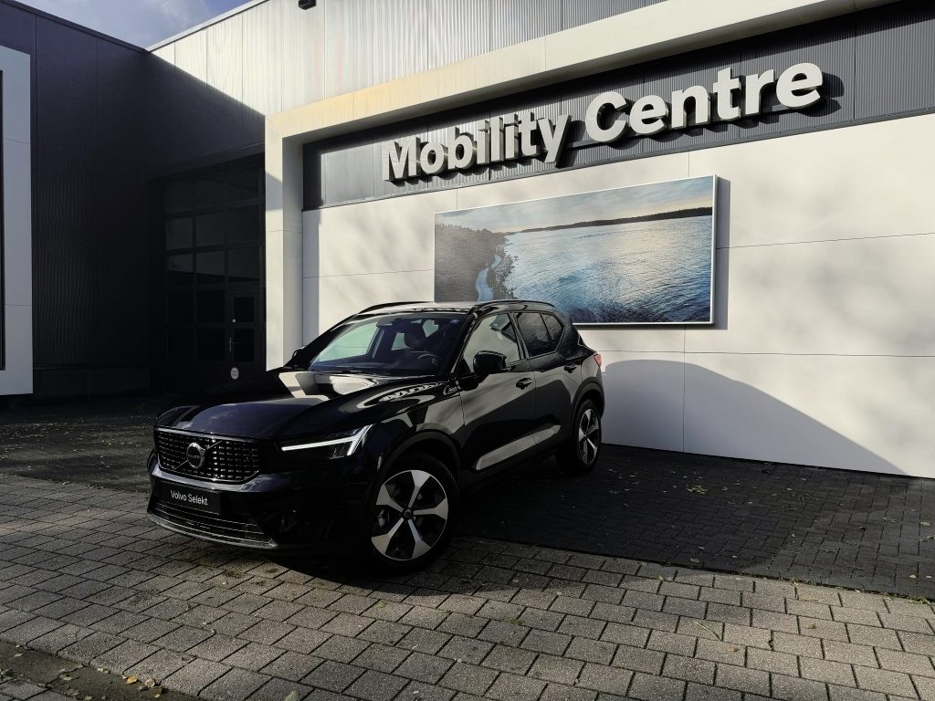 Volvo XC40 B4 Plus Dark | Harman & Kardon Audio | Elektrisch bedienbare trekhaak | Schuif-\kanteldak
