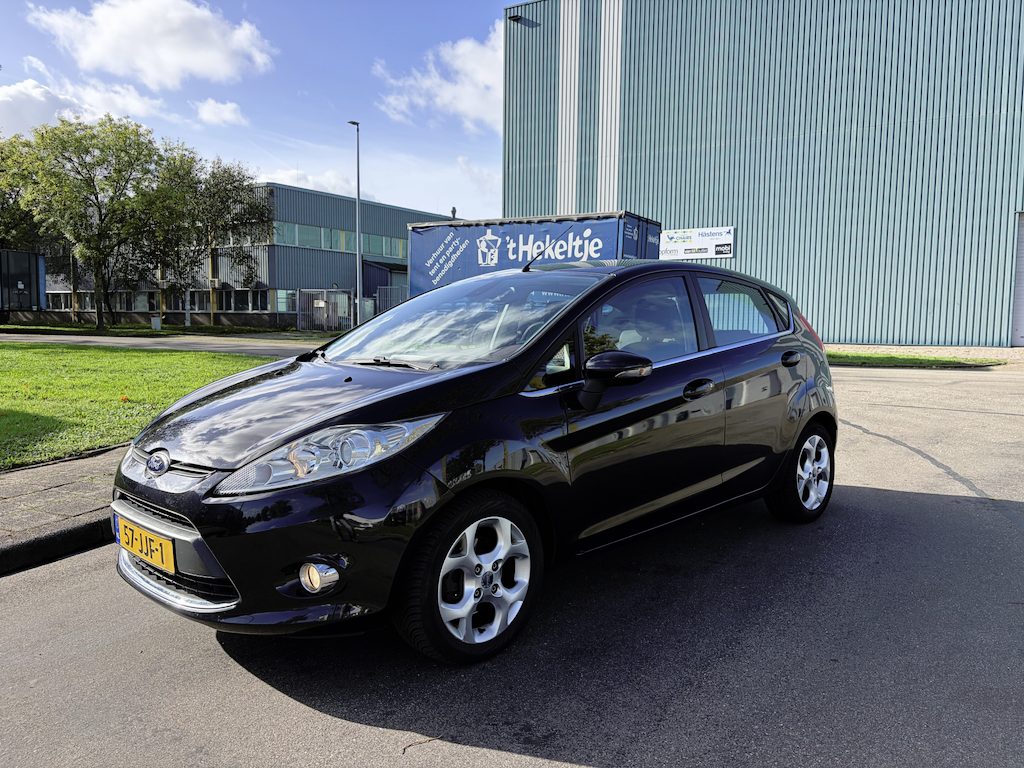 Ford Fiesta 1.25i Titanium 5-Deurs 82 PK. Distributieriem en waterpomp vervangen bij 93.000 KM !!! Prachtige kleurcombinatie !! Alle keuringen toegestaan !