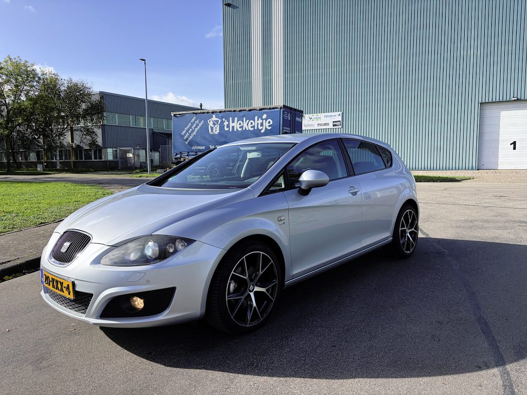 SEAT Leon 1.4 TSI Businessline High 6-Bak 150 PK. Zeer goed onderhouden auto van een echte liefhebber !!! Rijdt ook helemaal nieuw !! Alle keuringen toegestaan !