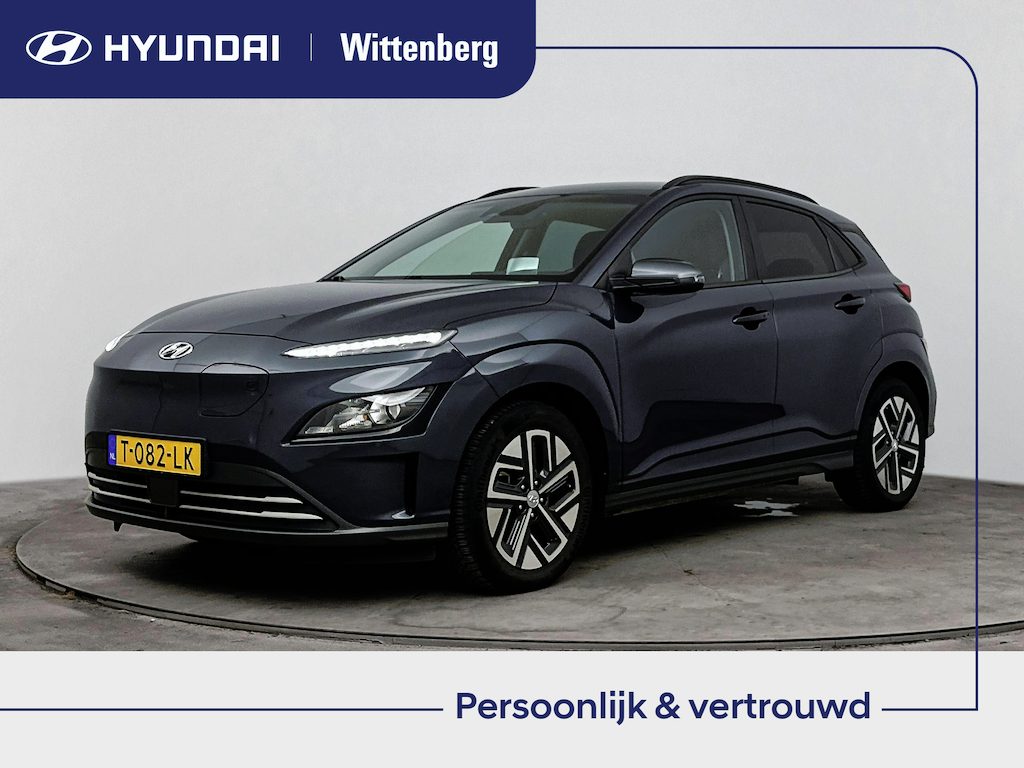 Hyundai Kona Electric EV FASHION 64 kWh | SoH 98%! | 3 FASE | WARMTEPOMP | CAMERA | CLIMA | CRUISE ADAPT. | NAVI | PRIVACY GLASS | DAKRAILING | APPLE CAR PLAY & ANDROID AUTO | DODEHOEK DETECTIE | PDC | 17'' LM VELGEN | ALL SEASONS | FABRIEKSGARANTIE GELDIG T/M 7-2028! |