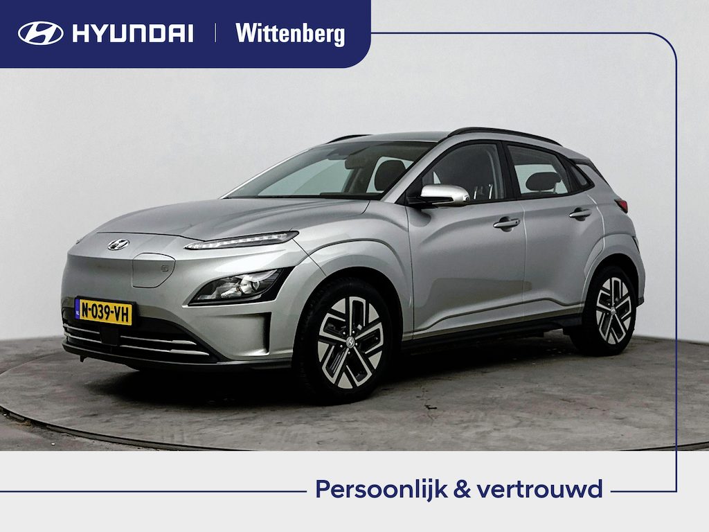 Hyundai Kona Electric EV COMFORT 64 kWh | 3 FASE | WARMTEPOMP | CAMERA | CLIMA | CRUISE ADAPT. | NAVI | PRIVACY GLASS | DAKRAILING | APPLE CAR PLAY & ADROID AUTO | PDC | 17'' LM VELGEN | ALL SEASONS |
