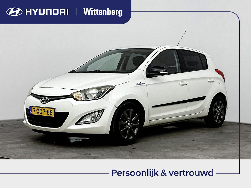 Hyundai i20 1.2i GO! | AIRCO | BLUETOOTH | CRUISE | RADIO CD | ELEKTRISCHE RAMEN | PDC | 15'' LM VELGEN | PRIVACY GLASS | CENTRALE DEURVERGRENDELING OP AFSTANDBEDIENING | UNIEK! |