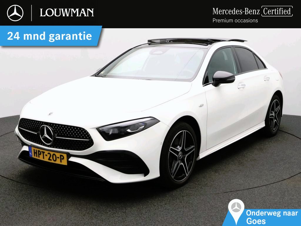 Mercedes-Benz A-klasse 250 e Business Solution AMG | Panoramadak | Trekhaak | Alarm | Sfeerverlichting | Distronic | Keyless Go | Stuur en Stoelverwarming | CarPlay | Inclusief 24 maanden Mercedes-Benz Certified garantie voor Europa.