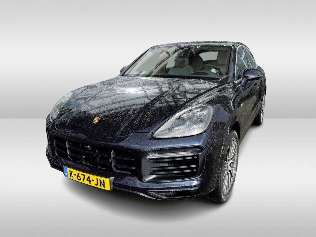 Porsche Cayenne Coupé 3.0 E-Hybrid / Trekhaak / Panoramadak / 360Camera / Head-up / Softclose / 21'' / Achterasbesturing / Sportuitlaat / Keyless / Bose / Luchtvering / Matrix LED / Sportdesign+Chrono / Stoel+Stuurverwarming /