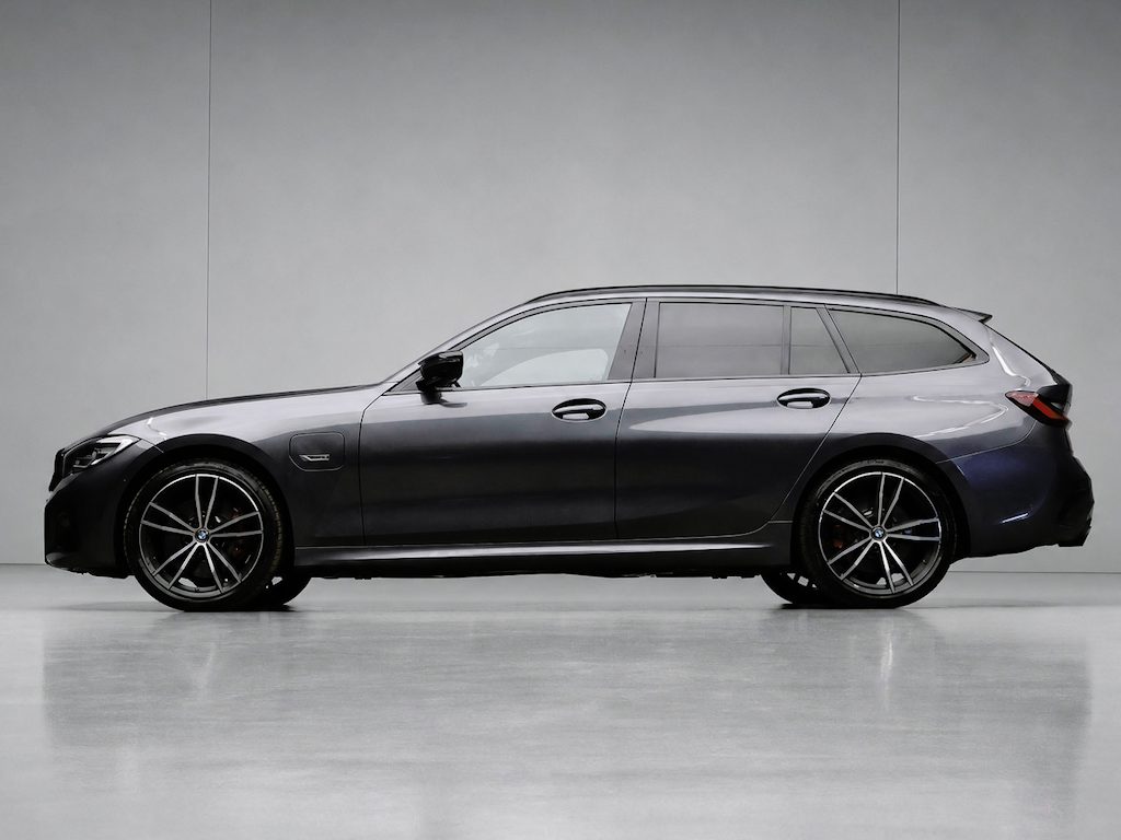 BMW 3-Serie Touring 330e High Executive Sport SOH 90,5% (PANORAMADAK,APPLE CARPLAY,NAVI,CAMERA,SFEERVERLICHTING,LED,SPORTSTOELEN)