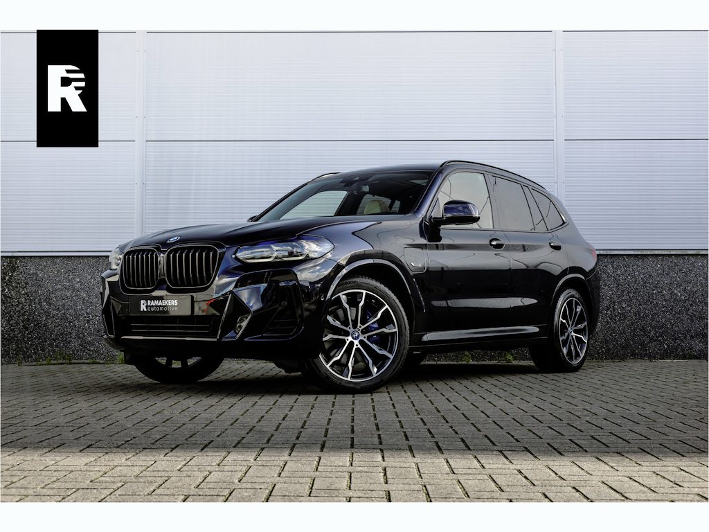 BMW X3 xDrive30e High Executive M-Sport Panorama / Electrische stoel / Trekhaak / Camera /