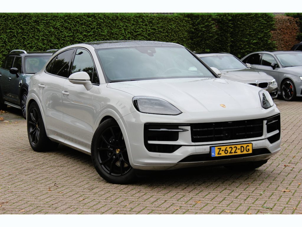 Porsche Cayenne Coupé 3.0 E-Hybrid / Panoramadak / 360Camera / Passenger Display / Softclose / Sportuitlaat / Sportdesign+Chrono / 21'' / Luchtvering / Bose / Stoelventilatie+Verwarming / Adaptieve Stoelen / Dodehoek / DAB / A