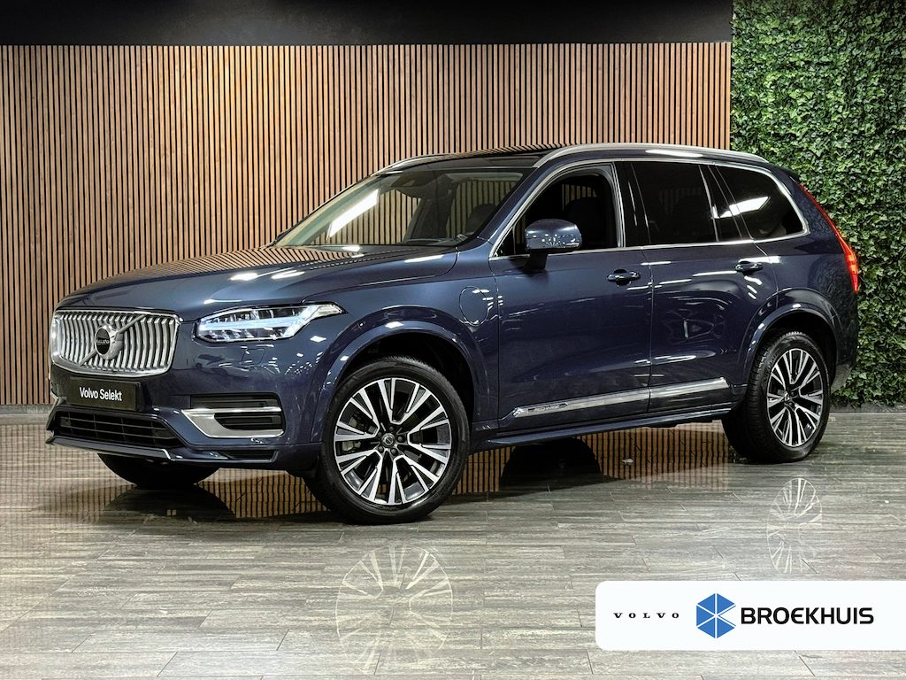 Volvo XC90 T8 AWD Recharge Inscription | Trekhaak | Head-Up Display | Harman Kardon | All Season banden | Adaptieve Cruise Control | Stoelverwarming voor + achter | Stuurwielverwarming | Full LED meesturende koplampen | Schuifdak | Pilot Assist | BLIS Dode Hoek Detectie | Standkachel met Volvo On Call App | Parkeercamera | Elektrische voorstoelen geheugen | Lederen bekleding | Zitting verlenging voorstoelen | 20 Inch | Keyless Drive | Parkeersensoren voor+achter | Elektrisch bedienbare achterklep | Geïntegreerde zongordijnen achterportieren | 7-Persoons | 4-Zone Climate Control | Draadloos telefoon opladen | DAB Radio | Apple Carplay/Android Auto | Volvo On Call met mobiele App functie | Denim Blue Metallic |