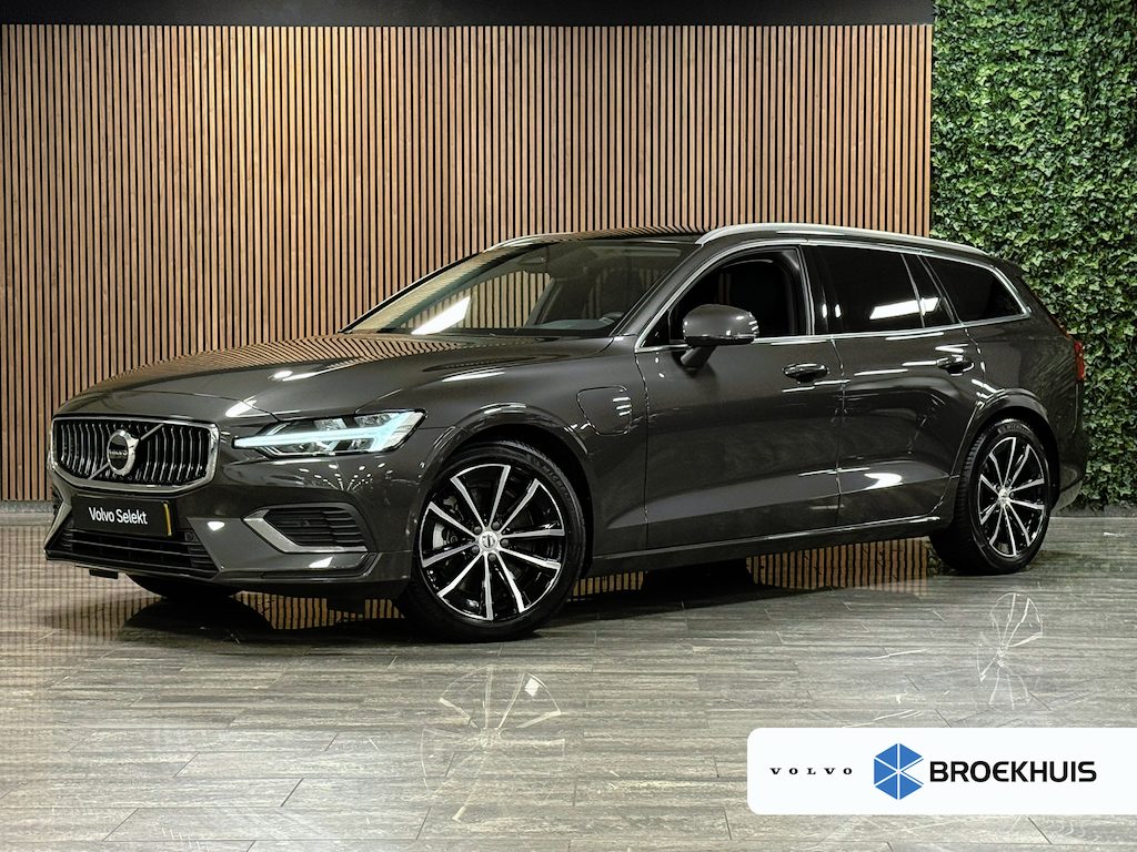 Volvo V60 T6 AWD Recharge Bright Long Range | Adaptieve Cruise Control | Stoelverwarming voor+achter | Stuurwielverwarming | Parkeercamera | Pilot Assist | BLIS Dode Hoek Detectie | Lederen bekleding | 18 Inch | Google Infotainment | Keyless Drive | Parkeersensoren voor+achter | Privacy Glass | Elektrisch bedienbare achterklep | Automatisch dimmende binnen en buitenspiegels | DAB Radio | Apple Carplay/Android Auto | Volvo On Call met mobiele App functie | Platinum Grey Metallic |