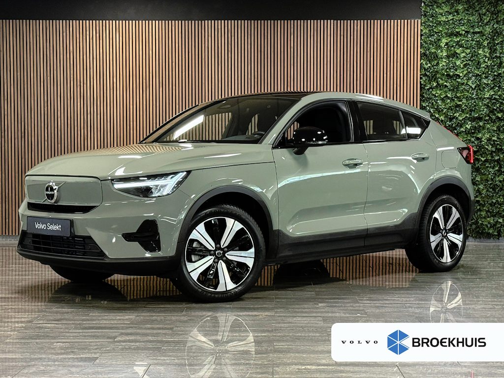 Volvo C40 Recharge Plus 69 kWh | All-season banden | Parkeercamera | Adaptieve Cruise Control | Pilot Assist | Stoel en Stuurwielverwarming | Panoramadak | 19 Inch | Zitting verlenging voorstoelen | BLIS Dode Hoek Detectie | Warmtepomp | Google Infotainment | Keyless Drive | Privacy Glass | Parkeersensoren voor+achter | Elektrisch bedienbare achterklep | Alarm Klasse III | DAB Radio | Apple Carplay/Android Auto | Volvo On Call met mobiele App functie | Sage Green Metallic |