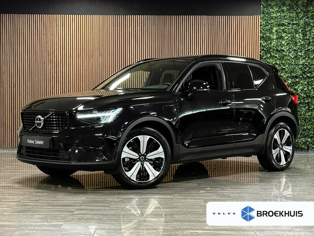 Volvo XC40 T5 Recharge Ultimate Dark | Trekhaak | Schuifdak | Harman Kardon | Parkeercamera | All Season banden | Adaptieve Cruise Control | Stoel en Stuurwielverwarming | Bestuurdersstoel elektrisch geheugen | Pilot Assist | BLIS Dode Hoek Detectie | Privacy Glass | 19 Inch | Passagiersstoel elektrisch | Microtech / alcantara bekleding met wit stiksel en bies | Zitting verlenging voorstoelen | Keyless Drive | Parkeersensoren voor+achter | Breedstralers in voorbumper | Regensensor | Elektrisch bedienbare achterklep | Automatisch dimmende binnen en buitenspiegels | Climate Control L+R | DAB Radio | Apple Carplay/Android Auto | Volvo On Call met mobiele App functie | Onyx Black Metallic |