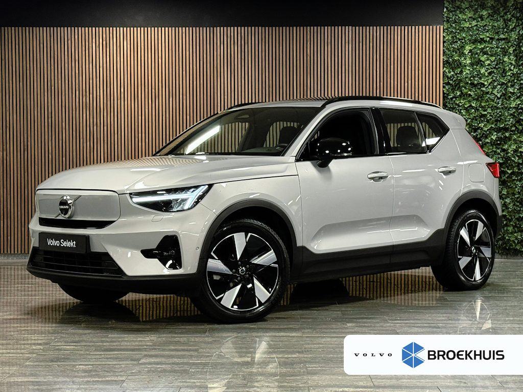 Volvo XC40 Single Motor Extended Range Ultimate 82 kWh | 100% SoH | Schuifdak | 360° Camera | All Season banden | Harman Kardon | Adaptieve Cruise Control | Bestuurdersstoel elektrisch geheugen | Stoel en Stuurwielverwarming | 19 Inch | Passagiersstoel elektrisch | Zitting verlenging voorstoelen | Pilot Assist | BLIS Dode Hoek Detectie | Warmtepomp | Google Infotainment | Keyless Drive | Parkeersensoren voor+achter | Elektrisch bedienbare achterklep | Automatisch dimmende binnen en buitenspiegels | Regensensor | Climate Controle L+R | Draadloos telefoon opladen | DAB Radio | Apple Carplay/Android Auto | Volvo On Call met mobiele App functie | Silver Dawn Metallic |