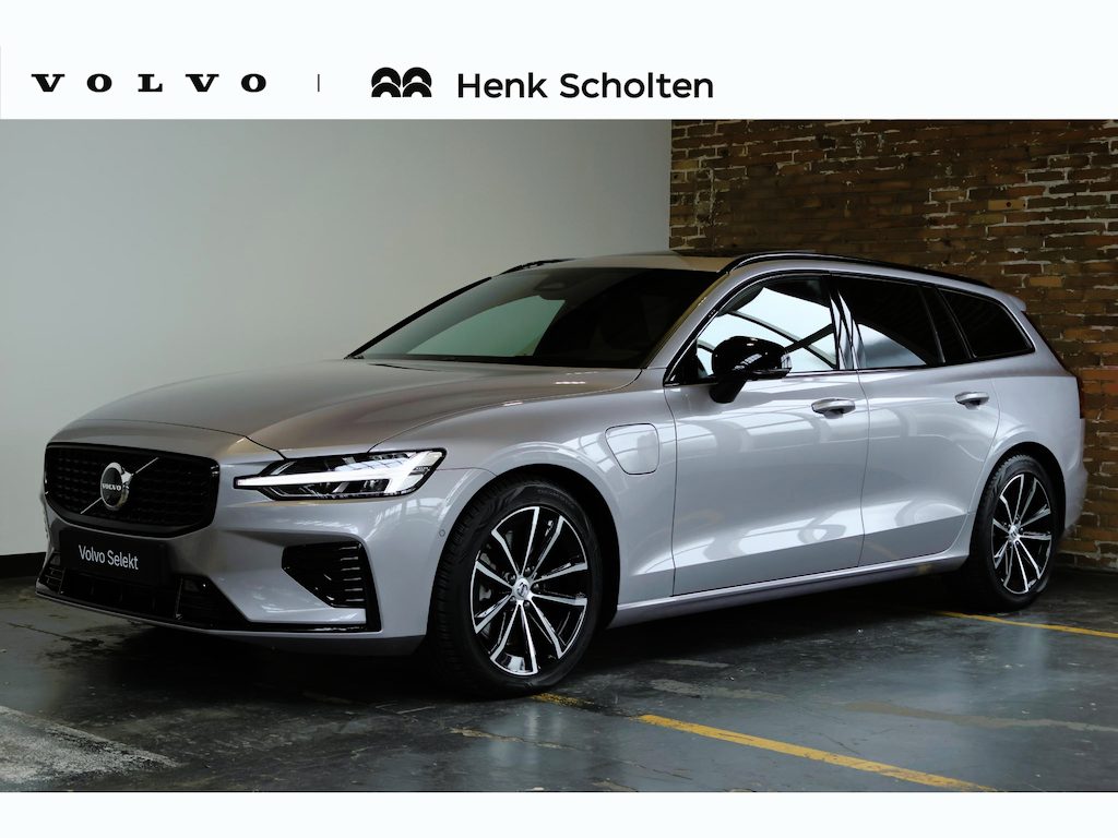 Volvo V60 T8 Plug-in hybrid AWD Plus Dark | Trekhaak | Panoramadak | Verwarmbare voorstoelen, achterbank en stuurwiel | 360 graden camera | Head-up display | Premium audio by Harman Kardon | Adaptieve cruise control | Keyless