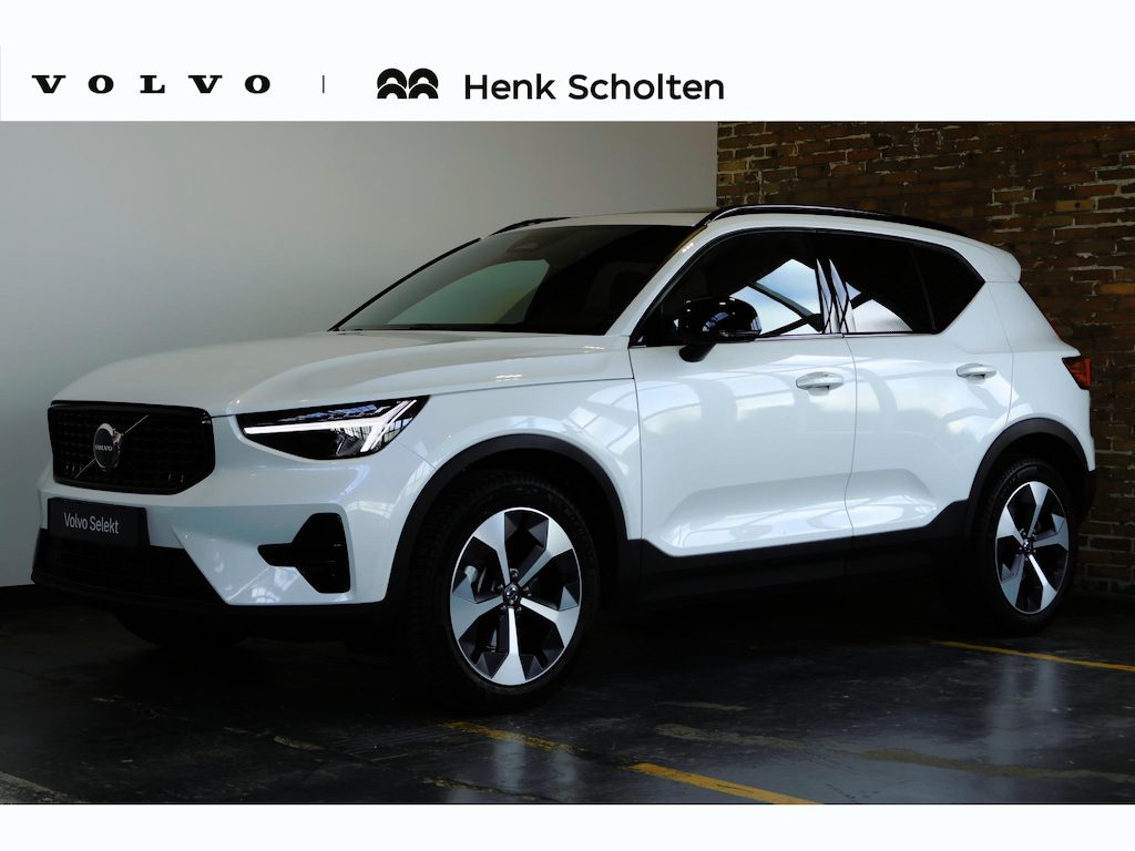 Volvo XC40 B4 Plus Dark | Panoramadak | Semi-Electrische Wegklapbare Trekhaak | Verwarmbare voorstoelen, stuurwiel en voorruit | Premium audio by Harman Kardon | Adaptieve cruise control | Keyless Entree | Parkeersensoren voor + achter | Stoelverwarming | Stuurwielverwarming |
