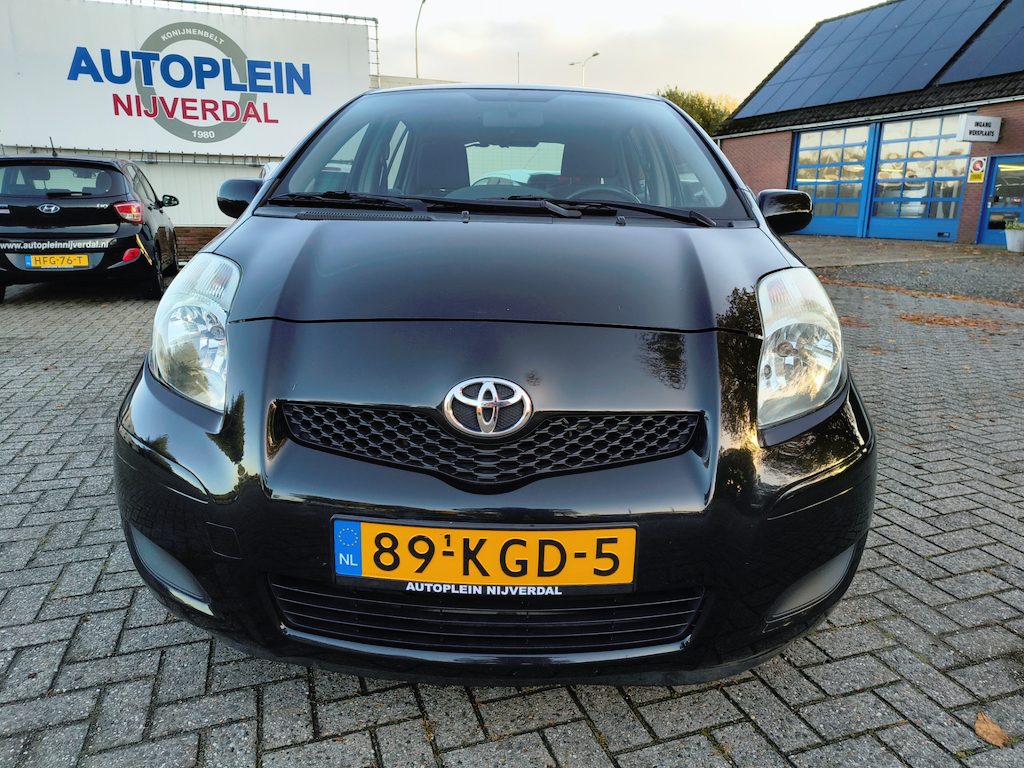 Toyota Yaris 1.3 VVTi Aspiration Nieuw in Nederland geleverde goed onderhouden Yaris