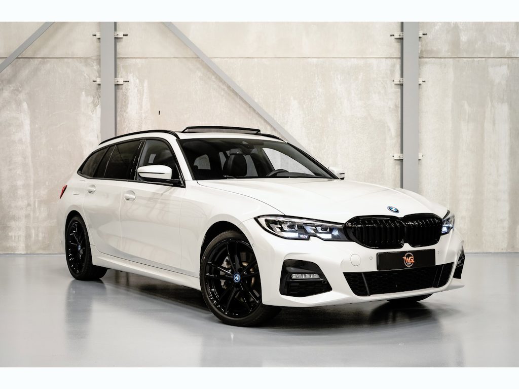 BMW 3-Serie Touring 330e xDrive | M sport | Trekhaak | Pano | Camera | BMW LED |