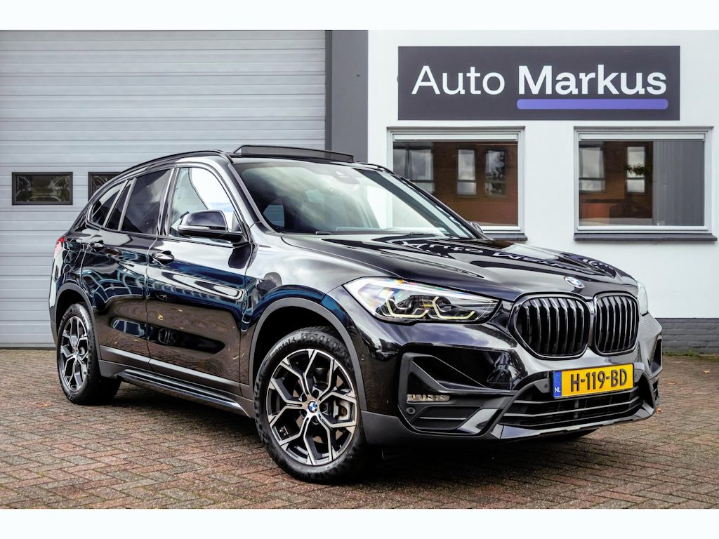 BMW X1 sDrive20i Xline|Pano|Trekhaak|HUD|Facelift|Camera|HiFi|LED|M-Stuur