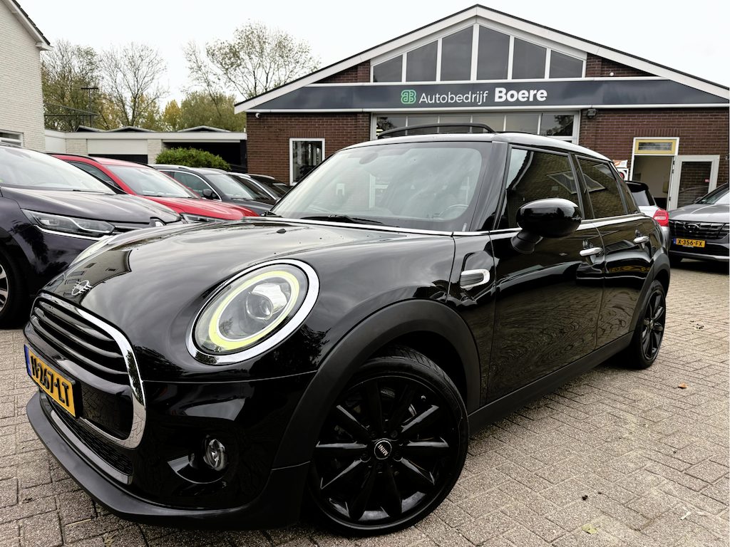 MINI Cooper 5-Deurs 1.5 Business Edition Panoramadak, Camera, Stoelverwarming, 17''Lmv