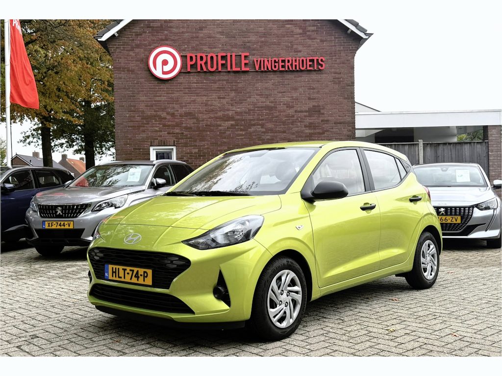 Hyundai i10 1.0 Comfort * UNIEK * Nu of Nooit * Nederlandse Auto met slechts  2.546 km. * Airco * Navigatie * Parkeer Camera * Cruise Control * Touch Screen Scherm * Vingerhoets; Vierde Generatie Eersteklas Service. Al meer dan 100 jaar een begrip in de Brabantse Kempen