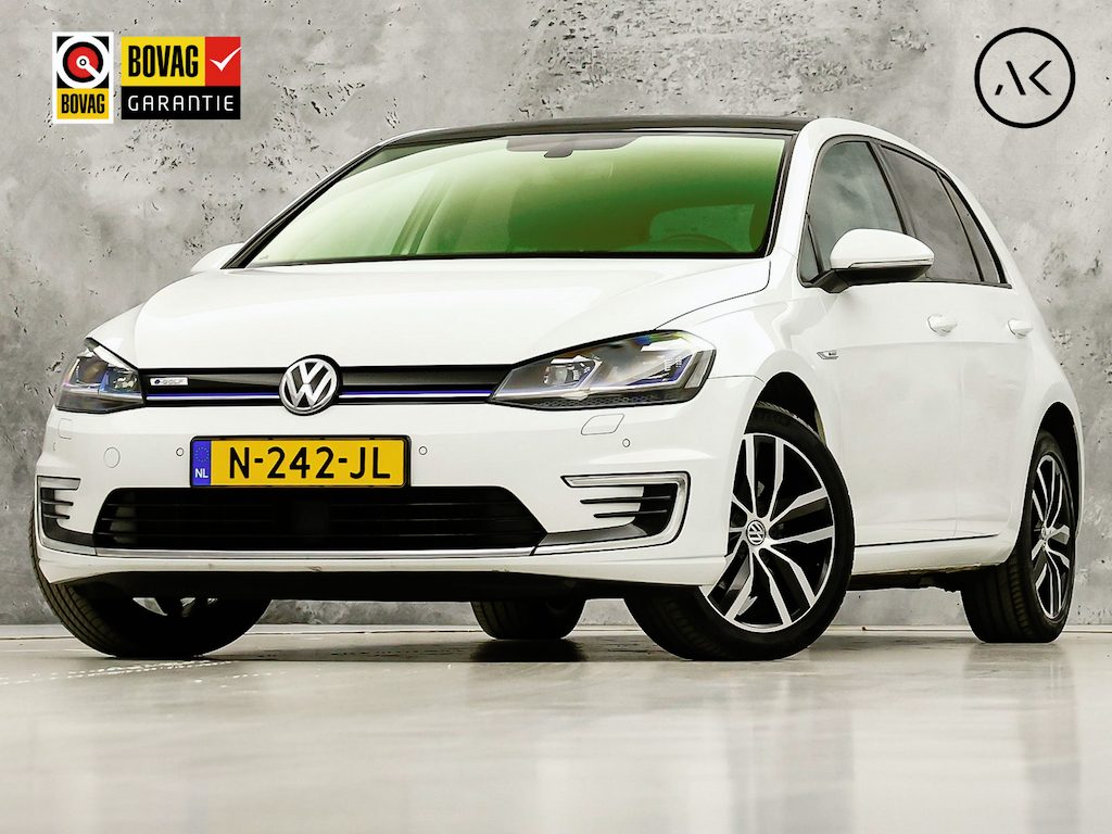 Volkswagen E-Golf e-Golf Sportline Deluxe Automaat (VIRTUAL COCKPIT, SOH 91,6%, APPLE CARPLAY, GROOT NAVI, CAMERA, STOELVERWARMING, SPORTSTOELEN, LED KOPLAMPEN, ADAPTIVE CRUISE, GETINT GLAS, NIEUWSTAAT)