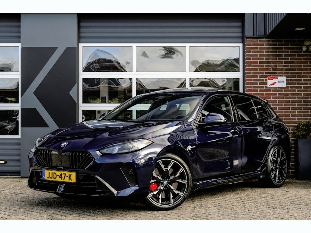 BMW 1-Serie 123 xDrive M Sport Pro | Panorama | Harman/Kardon | Camera | Stoel/Stuurverw. |
