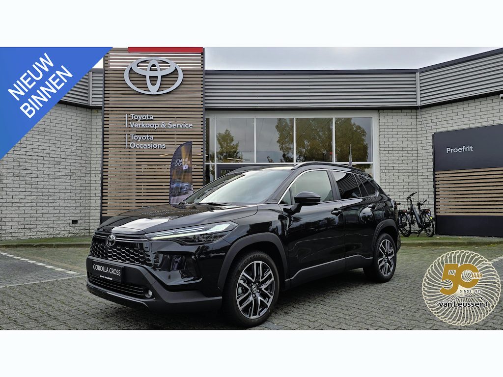 Toyota Corolla Cross Hybrid 140 DYNAMIC NIEUW MODEL! STOEL/STUURVERW BLIND SPOT EL-ACHTERKLEP NAVI PARK-SENSOREN APPE/ANDROID 18'' LM-VELGEN CAMERA AD-CRUISE CLIMA