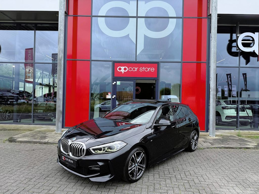 BMW 1-Serie 116i Executive Edition M-Pakket Vol | Panorama | Parksensor | Keyless | Elektrische Achterklep | LED | Leder |