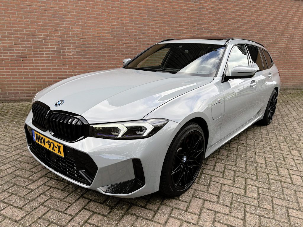 BMW 3-Serie Touring 330e M Sport Pano 19"