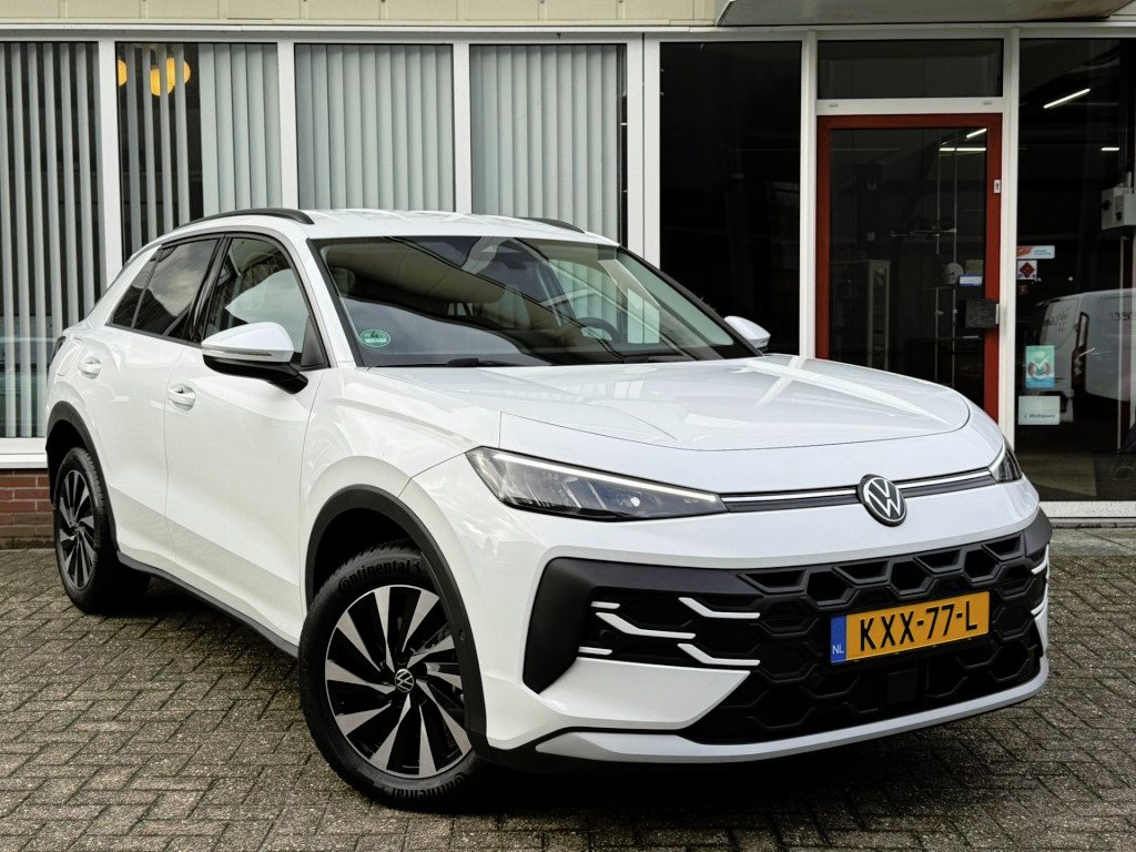 Volkswagen T-Roc 1.5 eTsi Life First Edition Automaat I Carplay I Stoelverwarming I Camera I Adapt. Cruise control