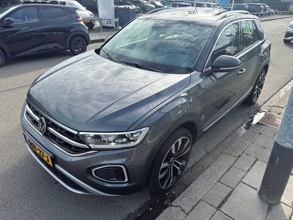 Volkswagen T-Roc 1.5 TSI 150 pk R-Line 7-DSG | Trekhaal Panoramadak | Beats Audio | Climatronic | Stoel verwarming |
