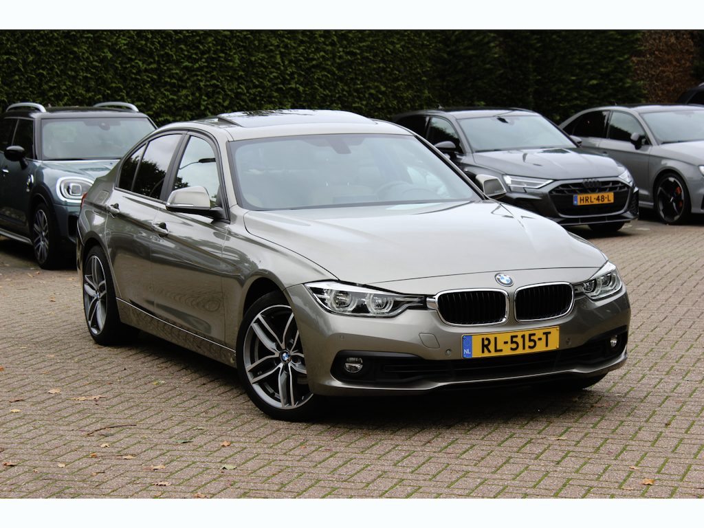 BMW 3-Serie 320i Corporate Lease High Executive / Trekhaak / Schuifdak / Leder / Navigatie / Parkeerhulp V+A / 18'' / Getint glas / Stoelverwarming / Cruise Control