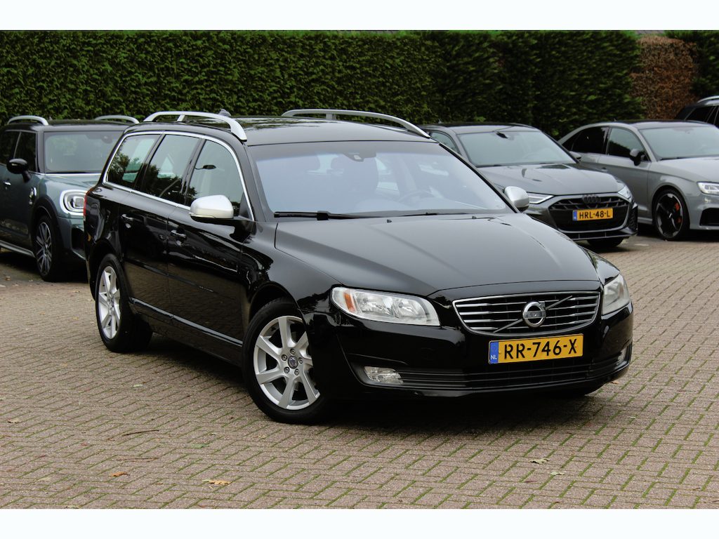 Volvo V70 2.0 T5 Summum / Trekhaak / Leder / Parkeerhulp achter / 17'' / Xenon / Cruise Control