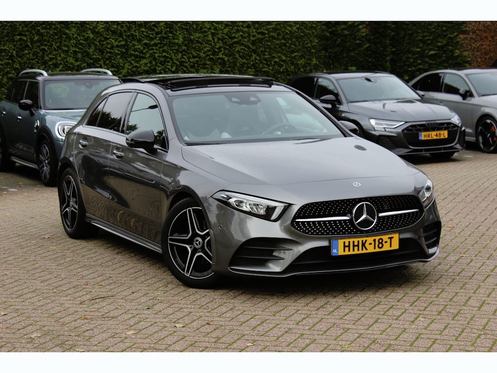 Mercedes-Benz A-klasse 200 Premium Plus / Trekhaak / Panoramadak / Camera / Keyless / 18'' / Leder / CarPlay / Stoelverwarming / Dodehoek / DAB / Cruise Control