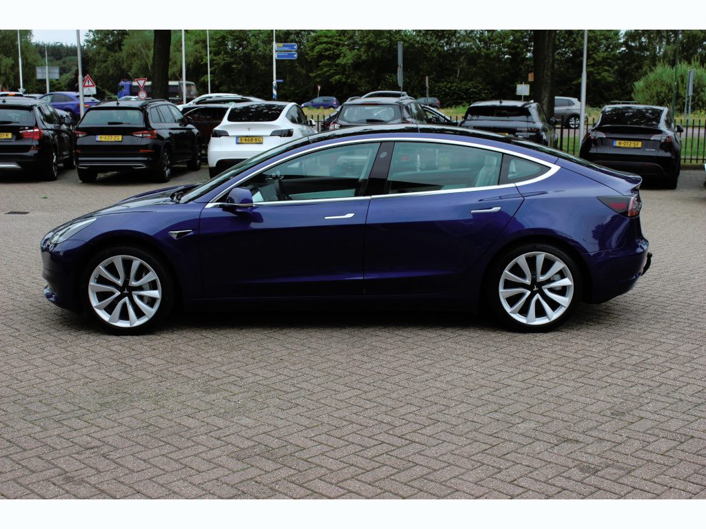Tesla Model 3 Standard RWD Plus 60 kWh / Autopilot / Panoramadak / Camera / 19'' / Leder