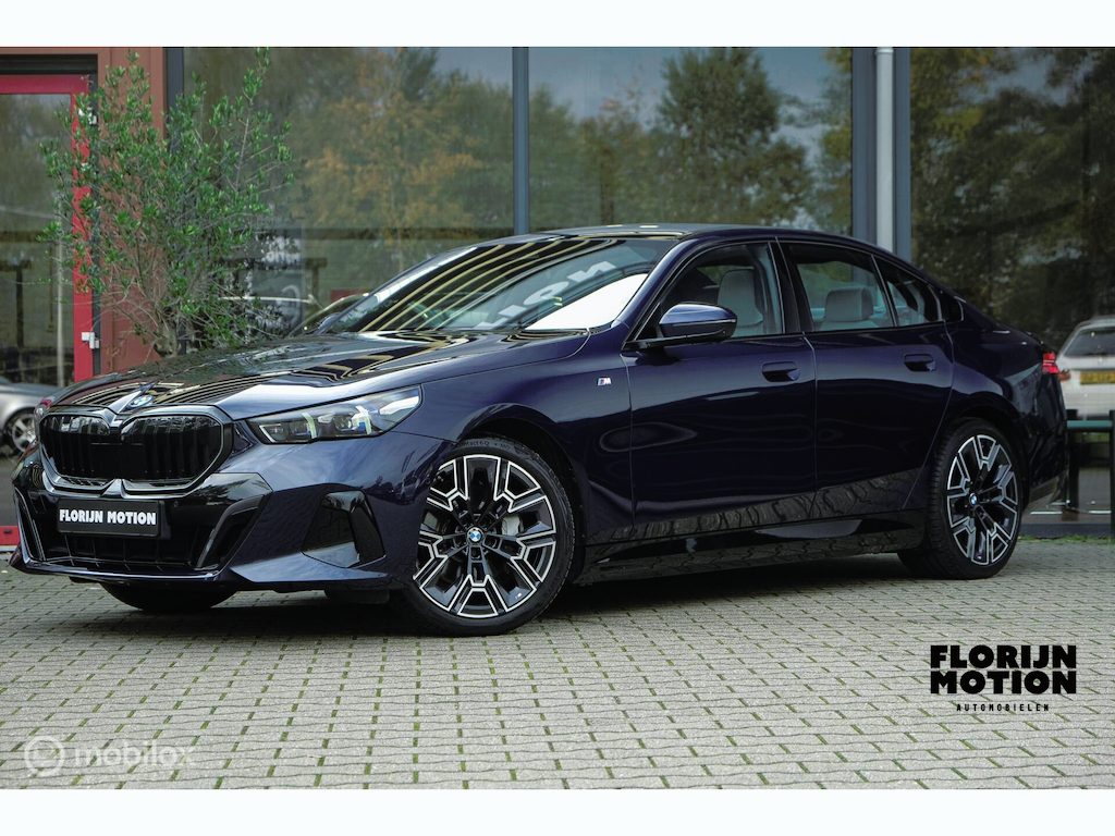 BMW i5 eDrive40 M Sport Edition 84 kWh | Pano | 92,4% SOH | ACC | Iconic Glow | Harman Kardon | Luchtvering | Stoelverwarming en ventilatie | Ambient | Tanzanite Blauw | DAB | 360 Camera