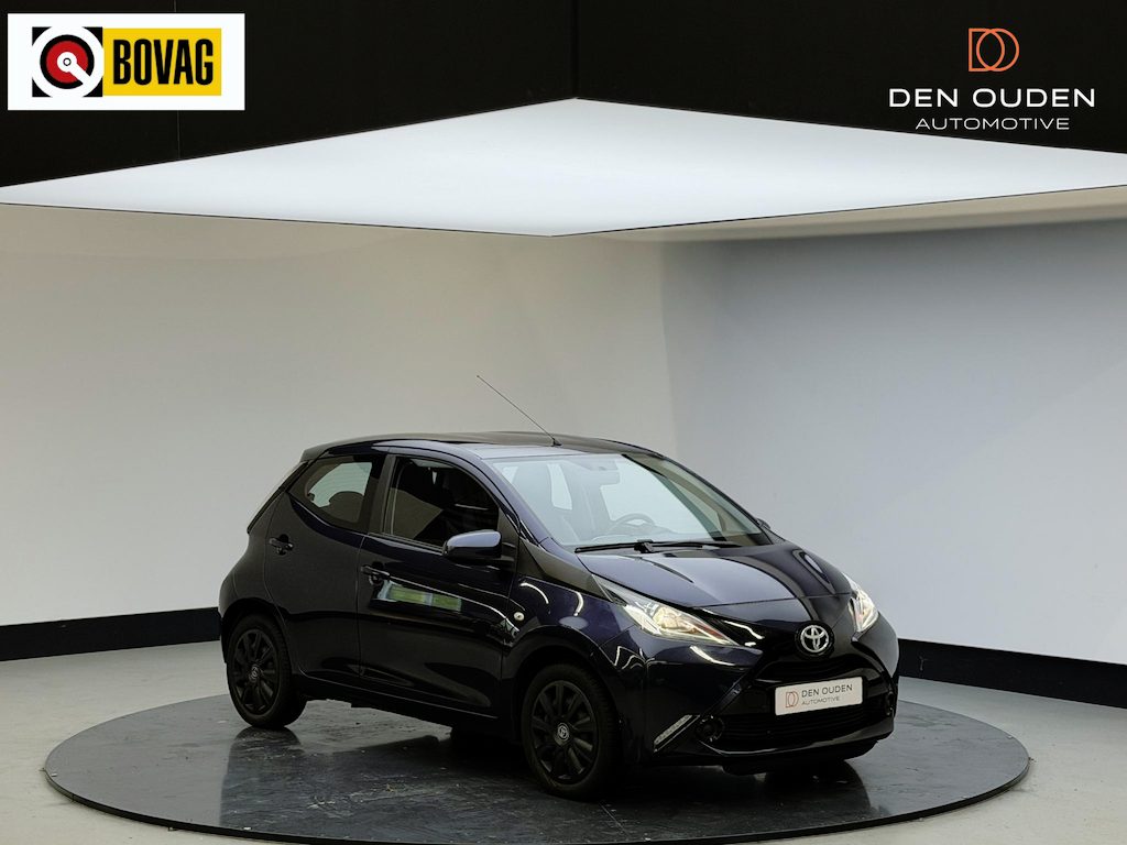 Toyota Aygo 1.0 VVT-i x-play | Cam achter | Airco | All weatherbanden | Zeer zuinig | NL Auto