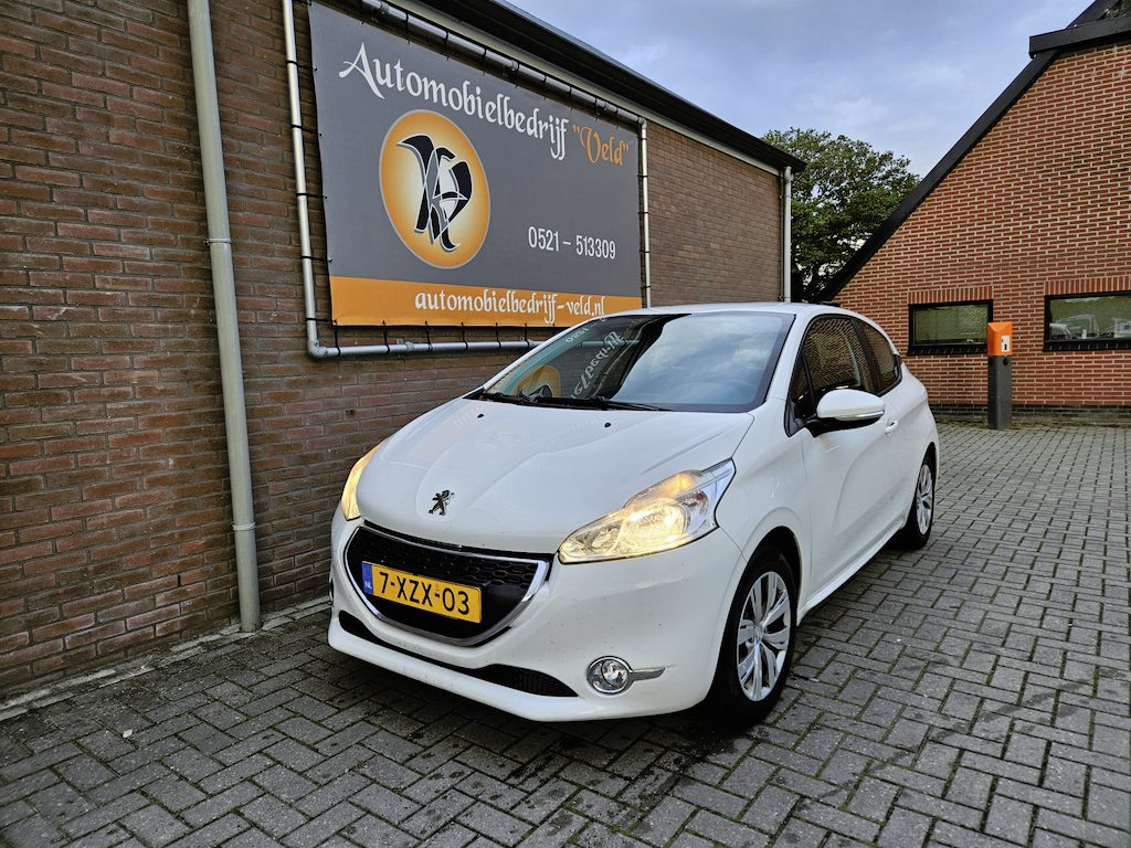 Peugeot 208 1.0 VTi Active (tik in de motor)
