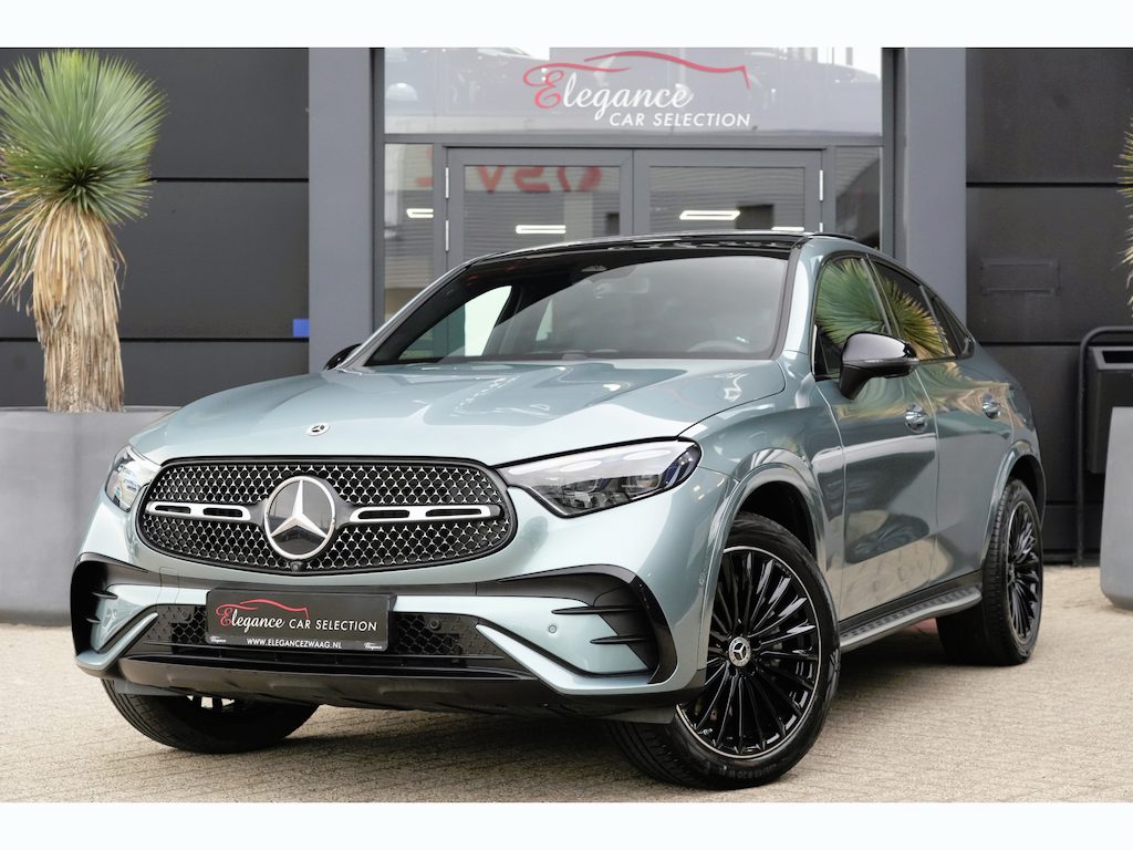 Mercedes-Benz GLC Coupe 300e 4MATIC AMG Line | 313 PK | AMG Line | Panoramadak | 360° Camera | Mercedes-Benz GLC 300e 4MATIC AMG Line met 313 PK, een 2.0-liter viercilinder turbobenzinemotor met plug-in hybride aandrijving en automatische transmissie. Uitgerust met sportieve AMG-stylin