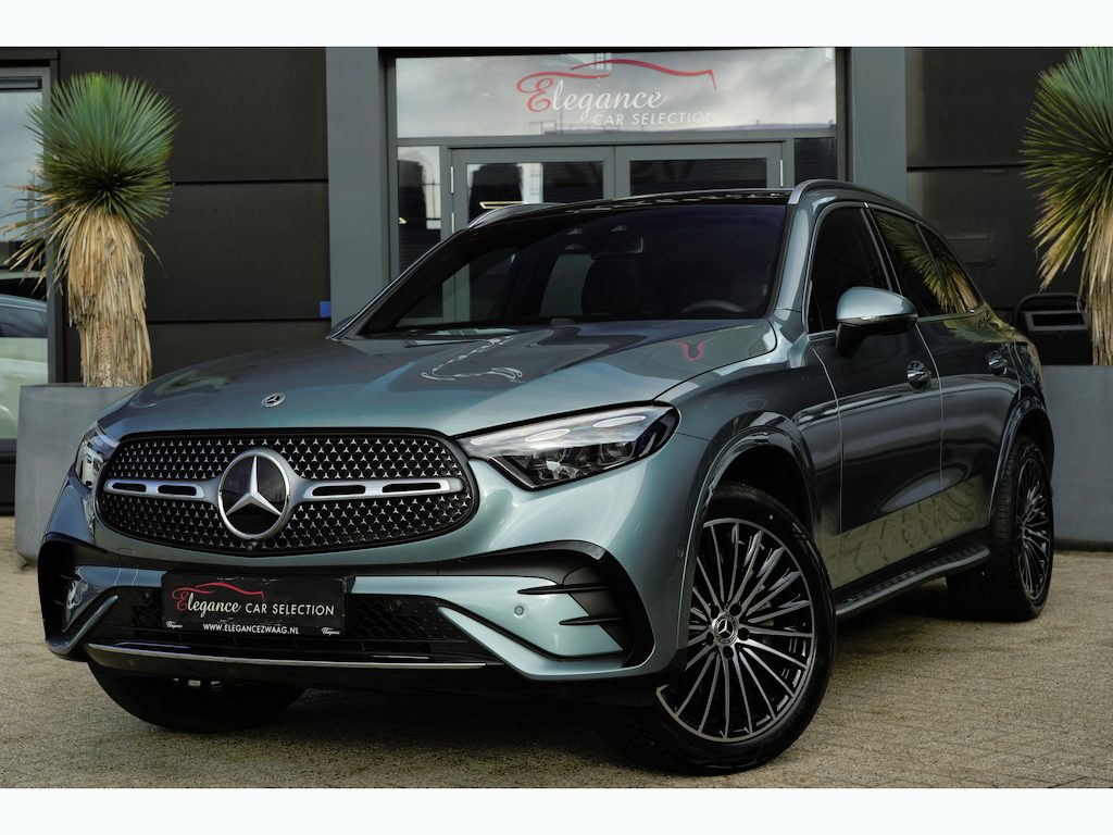 Mercedes-Benz GLC 300e 4MATIC AMG Line | 313 PK | AMG Line | Panoramadak | 360° Camera | Burmester | Mercedes-Benz GLC 300e 4MATIC AMG Line met 313 PK, een 2.0-liter viercilinder turbobenzinemotor met plug-in hybride aandrijving en automatische transmissie. Uitgerust met sportieve AMG-stylin