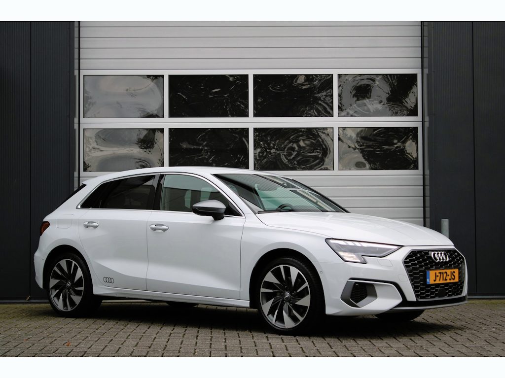 Audi A3 Sportback 35 TFSI edition one ACC/Camera/Virtual/Stoelverwarming/Lane.Assist/PDCv+a/MatrixLED/Carplay/NAV/18"LM/Trekhaak