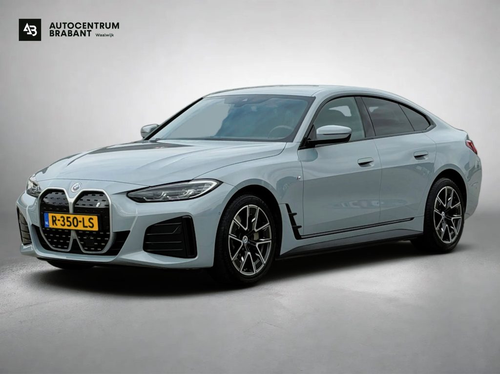 BMW i4 EDrive40 84 kWh M-sport 94% SOH (NL-auto,1e eig, Dealer OndH, Carplay, SfeerV, Trekhaak,Camera, Lane A, Active Cruise, Etc)