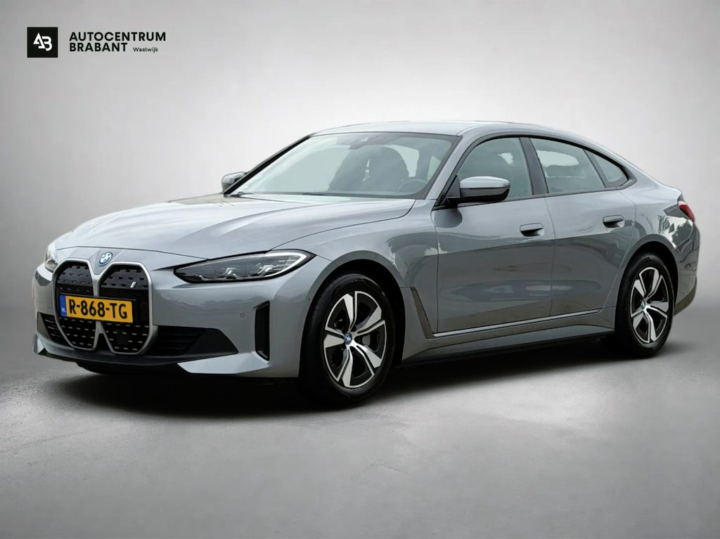 BMW i4 EDrive40 84 kWh 94% SOH (NL-auto,1e eig, Dealer OndH, H&K, Carplay, SfeerV, Trekhaak,Camera, Lane A, Active Cruise, Etc)